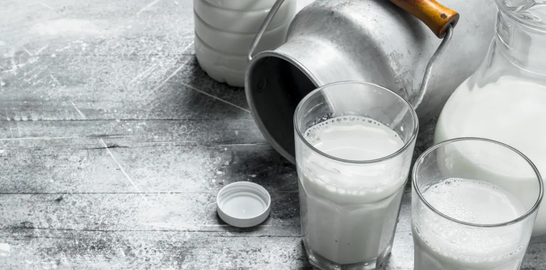 fresh milk glasses with can Ozel