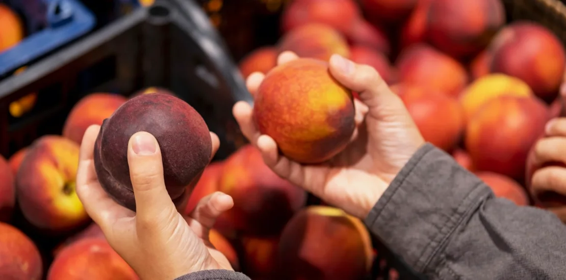 person shopping with face mask Ozel